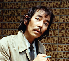 坂田記者(演:大泉 滉)