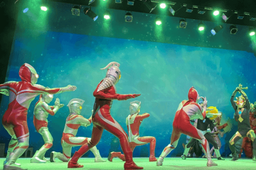 ライブショーで戦うウルトラヒーローたち